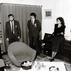 Otvaranje Funera 2. novembra 1990. S leva na desno: vlč. Stjepan Beretić, župnik crkvene opštine sv. Tereze Avilske, Jožef Miškolci, Sabolč Heš, Gabriela Gombaš (Mađar so) i Janoš Pojak (pogrebnik iz Ade, naš učitelj).