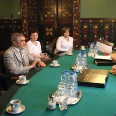 Predaja pogrebničke Građanske inicijative predsedniku i sekretaru Skupštine grada Subotice 8. juna 2016. S leva na desno: Ivan Pejić (Funero), Jožef Miškolci (Funero), Elvira Takač (Corpus), Milena Trišić (Urna), Đula Ladocki (sekretar Skupštine), Tivadar Bunford (predsednik Skupštine). Na stolu ukoričene potpisne liste.