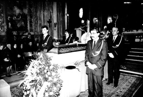 Matija Zvekanović nyugalmazott szabadkai megyéspüspök ravatalánál a szabadkai Szent Teréz Székesegyházban, 1991 áprilisában.