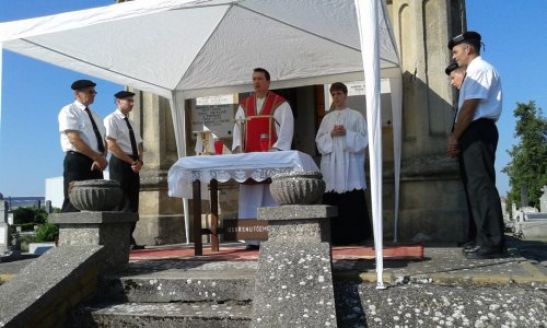 Temetőbúcsú a szabadkai szent Péter és Pál egyházi temetőben 2015-ben. A miséző ft. Tojzán László, a Funerósok balról jobbra: Horváth Militicsi János, Ikotity Zoltán, Kormos Róbert és Csipe Zoltán.